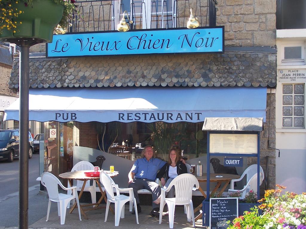Hotel Le Vieux Chien Noir Évran Exterior foto